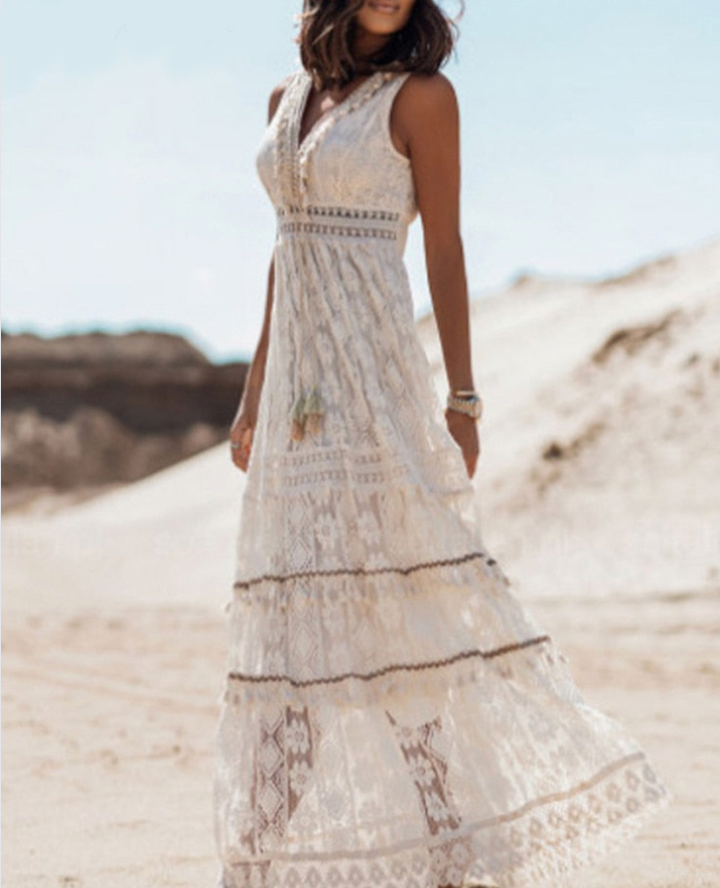 "Robe bohème élégante en dentelle blanche et beige, coupe fluide, style chic pour l'été et occasions spéciales"