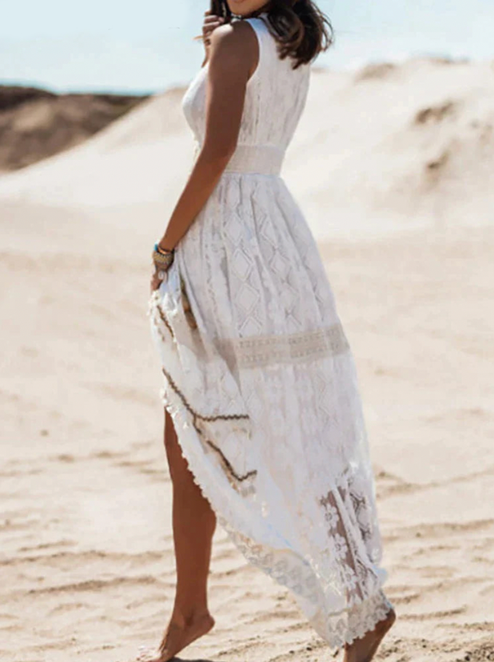 "Robe bohème élégante en dentelle blanche et beige, coupe fluide, style chic pour l'été et occasions spéciales"