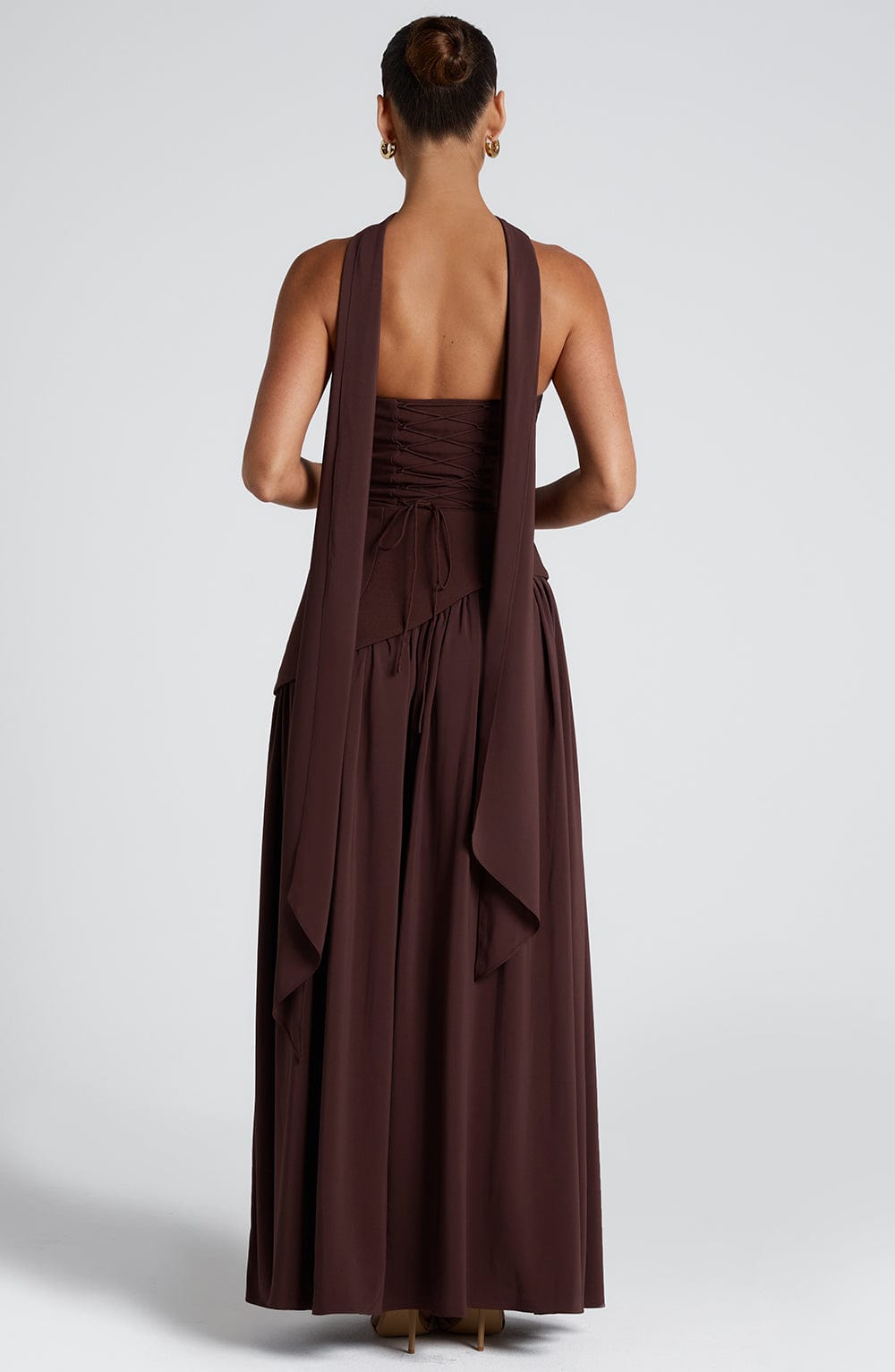 "Robe bustier sans bretelles jaune avec fente haute, élégante et moderne, pour événements spéciaux, femmes."