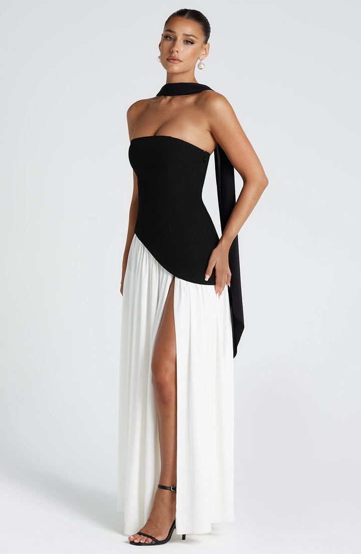 "Robe bustier sans bretelles jaune avec fente haute, élégante et moderne, pour événements spéciaux, femmes."