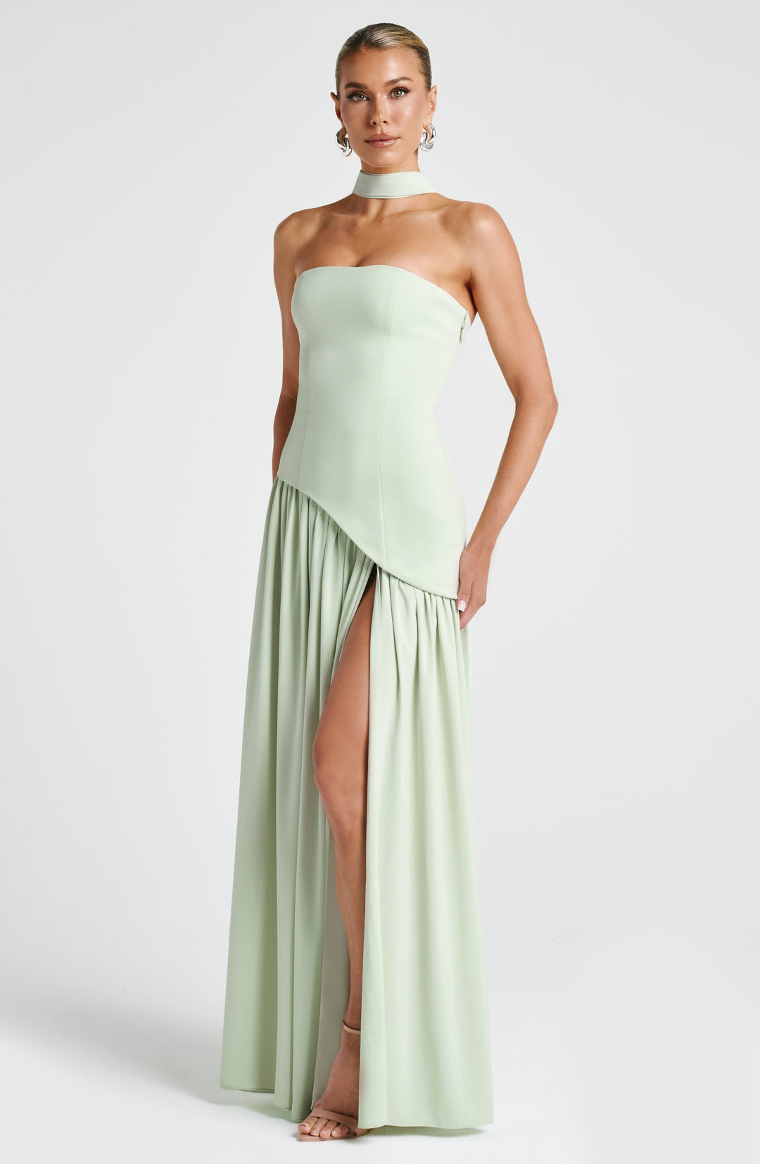 "Robe bustier sans bretelles jaune avec fente haute, élégante et moderne, pour événements spéciaux, femmes."