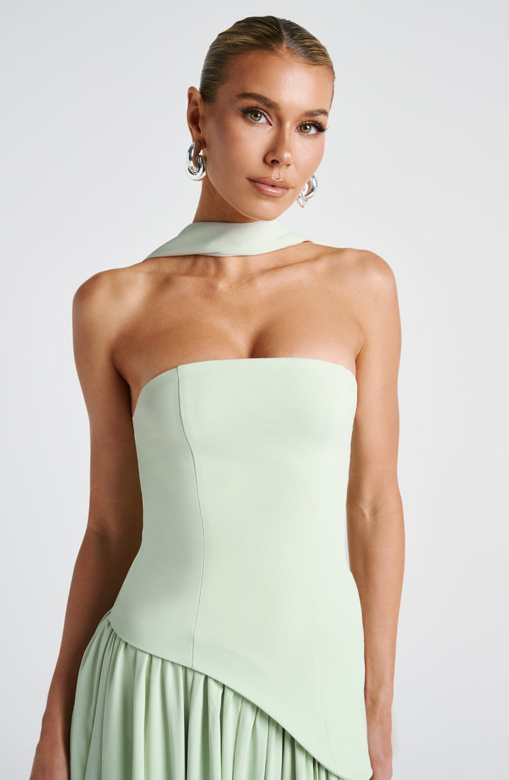 "Robe bustier sans bretelles jaune avec fente haute, élégante et moderne, pour événements spéciaux, femmes."