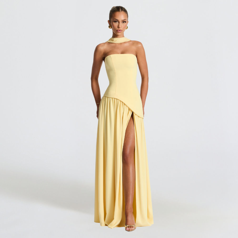 "Robe bustier sans bretelles jaune avec fente haute, élégante et moderne, pour événements spéciaux, femmes."