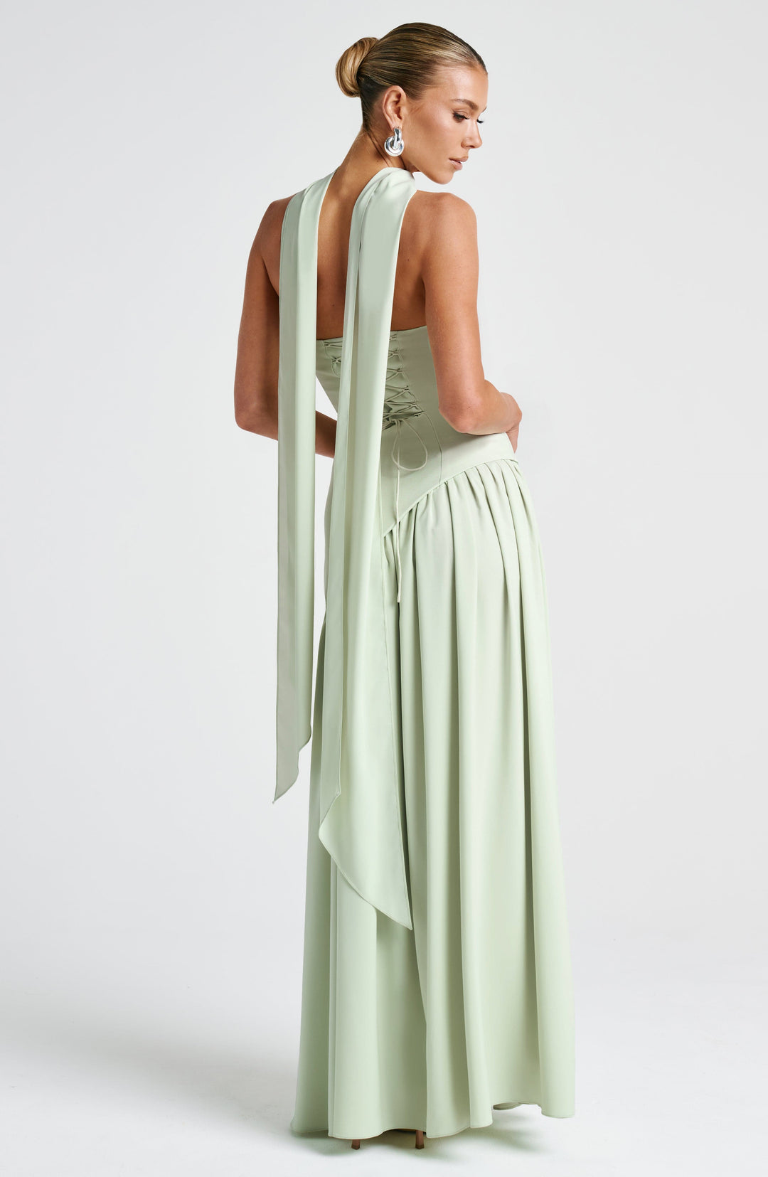 "Robe bustier sans bretelles jaune avec fente haute, élégante et moderne, pour événements spéciaux, femmes."