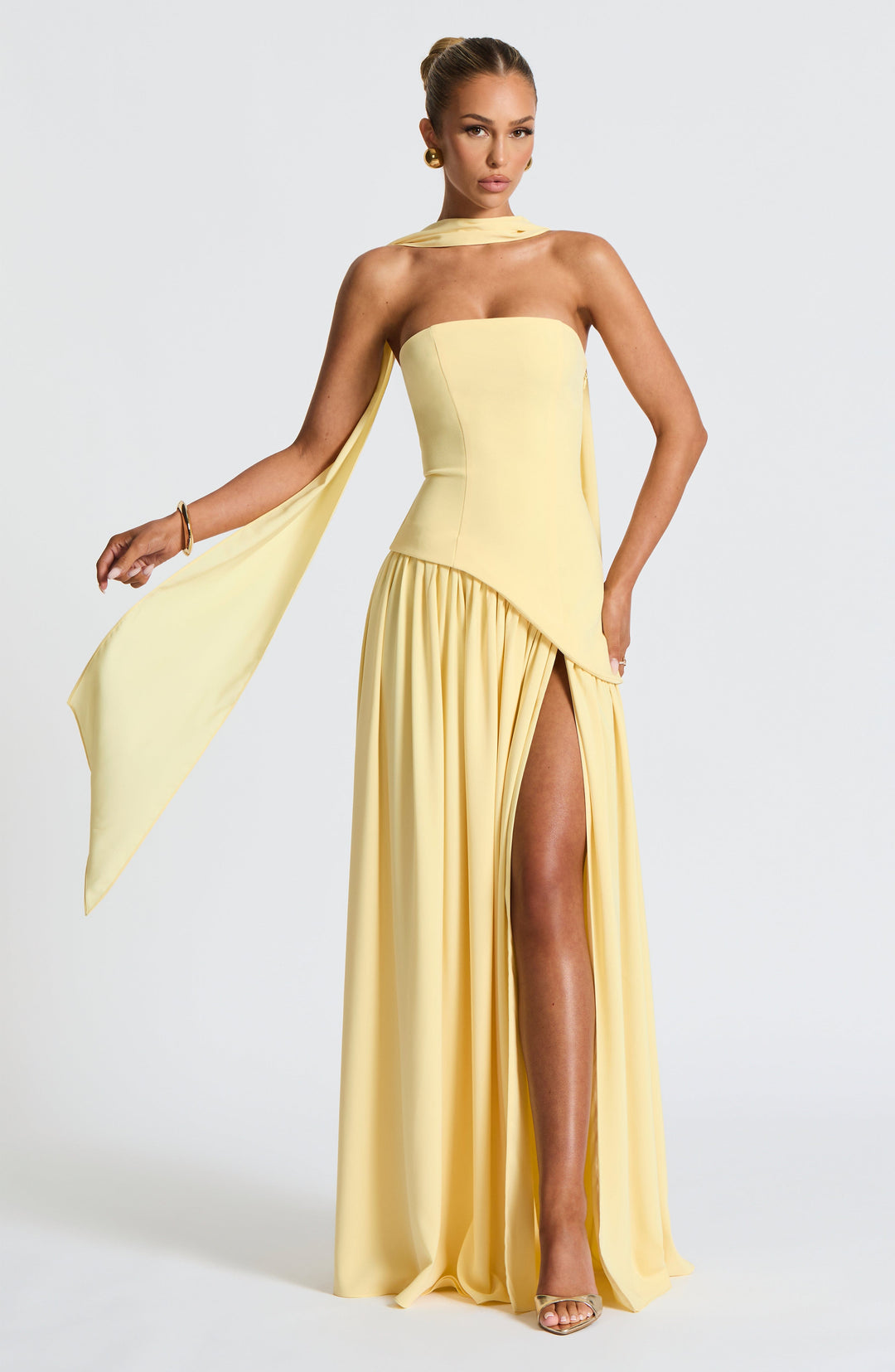 "Robe bustier sans bretelles jaune avec fente haute, élégante et moderne, pour événements spéciaux, femmes."