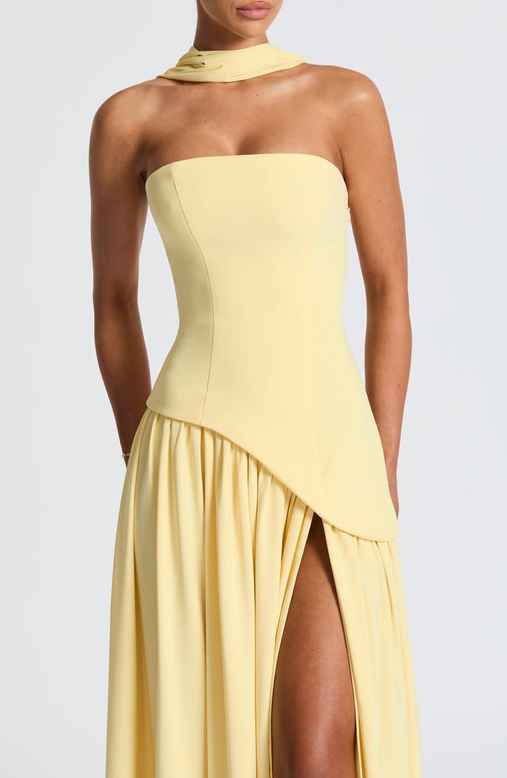 "Robe bustier sans bretelles jaune avec fente haute, élégante et moderne, pour événements spéciaux, femmes."