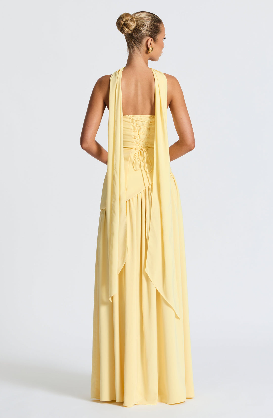 "Robe bustier sans bretelles jaune avec fente haute, élégante et moderne, pour événements spéciaux, femmes."