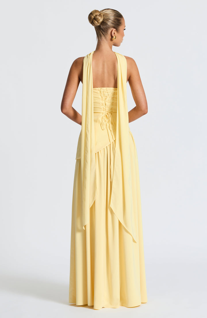 "Robe bustier sans bretelles jaune avec fente haute, élégante et moderne, pour événements spéciaux, femmes."