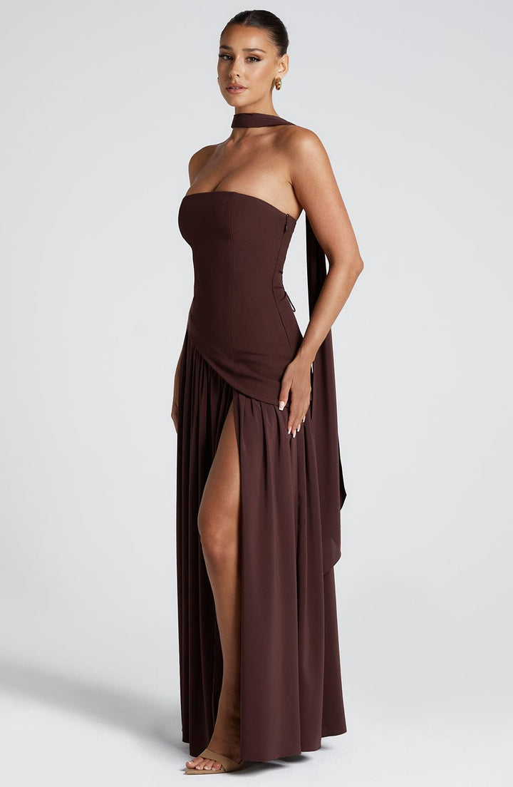 "Robe bustier sans bretelles jaune avec fente haute, élégante et moderne, pour événements spéciaux, femmes."