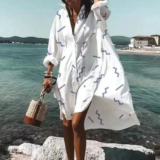 "Robe chemise blanche élégante d'été avec manches légères et détails aérés, silhouette féminine idéale pour sorties urbaines.