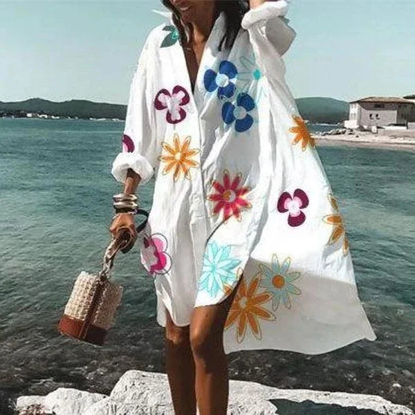 "Robe chemise blanche élégante d'été avec manches légères et détails aérés, silhouette féminine idéale pour sorties urbaines.