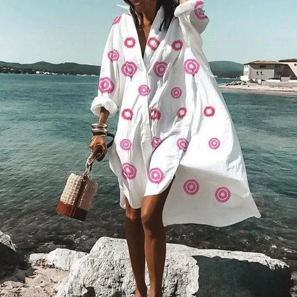"Robe chemise blanche élégante d'été avec manches légères et détails aérés, silhouette féminine idéale pour sorties urbaines.