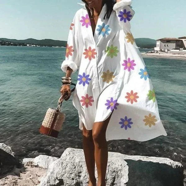 "Robe chemise blanche élégante d'été avec manches légères et détails aérés, silhouette féminine idéale pour sorties urbaines.
