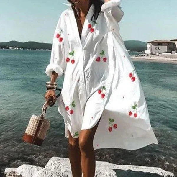 "Robe chemise blanche élégante d'été avec manches légères et détails aérés, silhouette féminine idéale pour sorties urbaines.