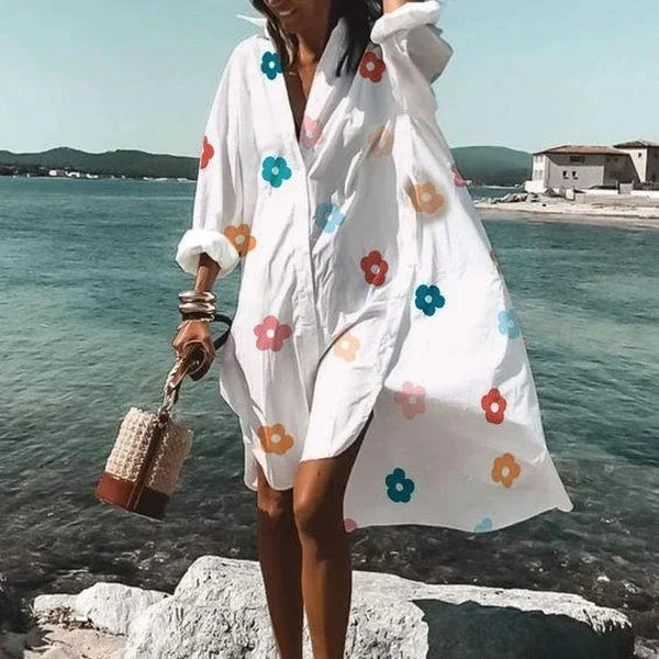 "Robe chemise blanche élégante d'été avec manches légères et détails aérés, silhouette féminine idéale pour sorties urbaines.