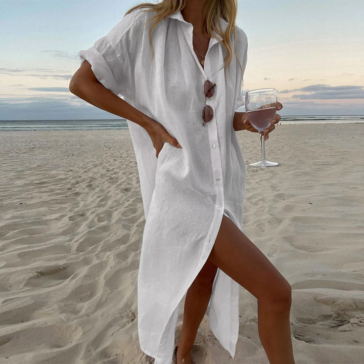 "Robe chemise élégante avec fentes hautes et boutons, tissu doux et durable pour confort et style moderne."