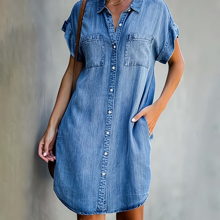 "Robe chemise en jean bleu avec coupe ample, poche poitrine, pour un style décontracté et moderne."