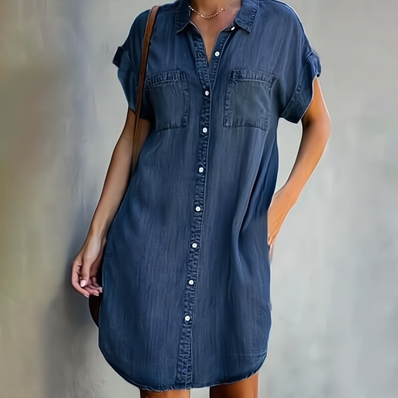 "Robe chemise en jean bleu avec coupe ample, poche poitrine, pour un style décontracté et moderne."