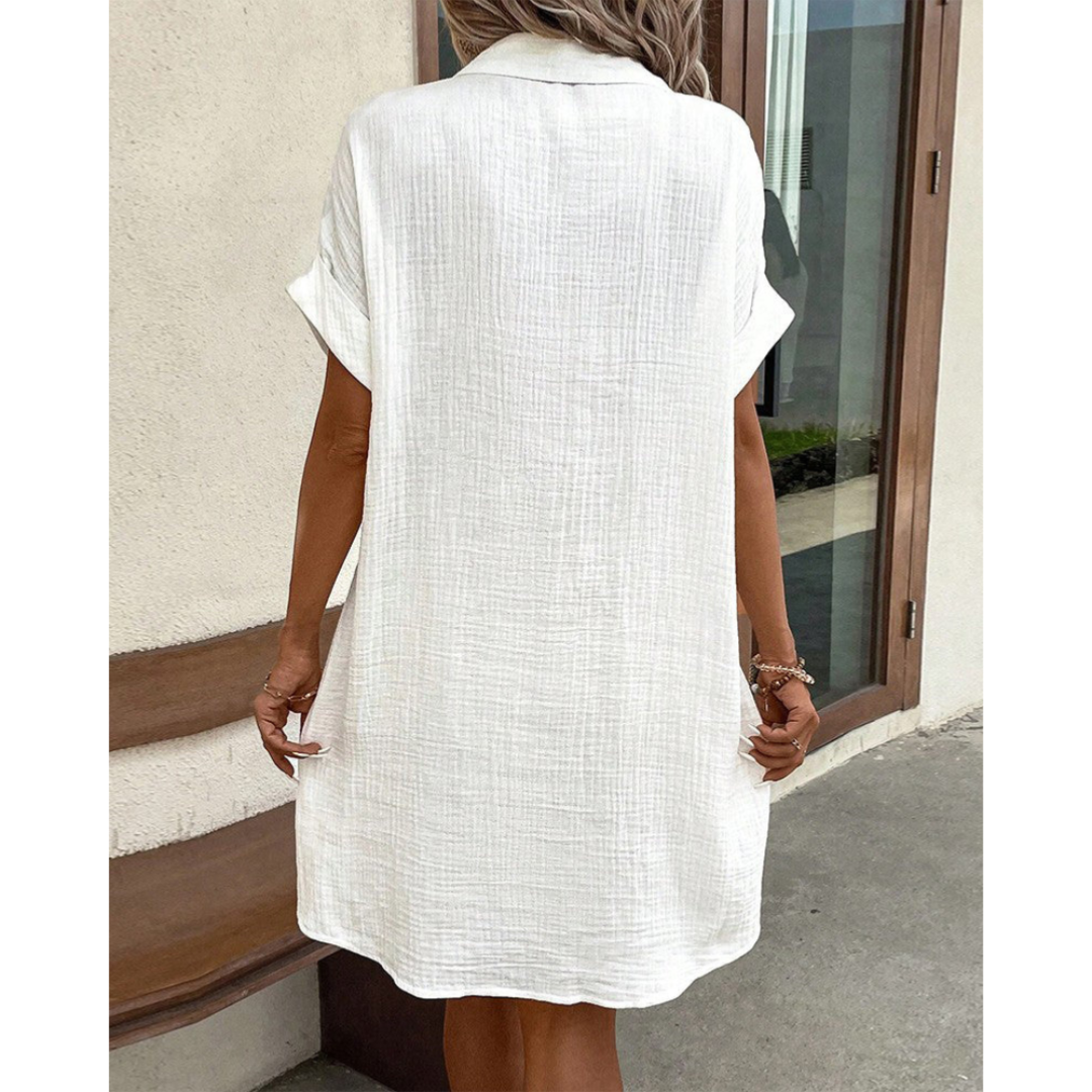 "Robe chemise estivale fluide, cintrée à la taille, col chemise, manches courtes, idéale pour élégance et confort en été."
