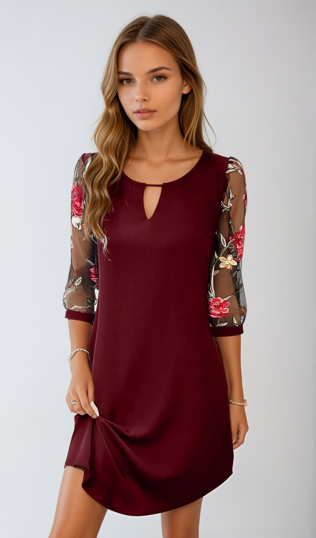 Robe chemise fleurie mini, élégante et légère, avec imprimé floral vibrant sur fond clair, parfaite pour l'été.