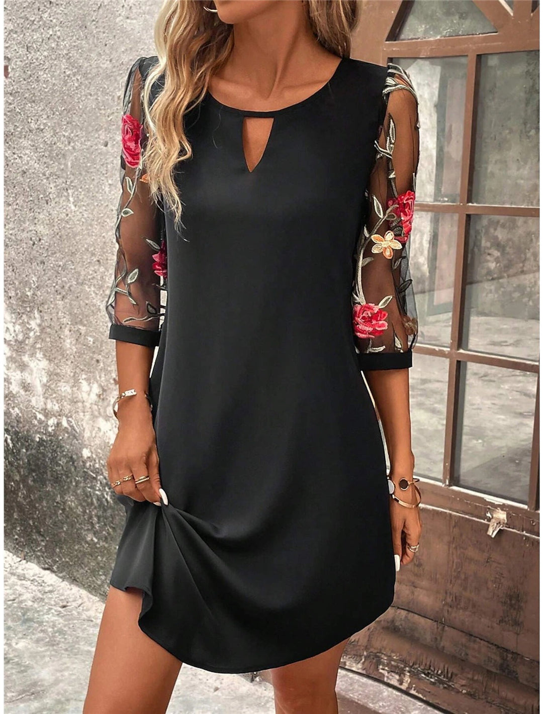 Robe chemise fleurie mini, élégante et légère, avec imprimé floral vibrant sur fond clair, parfaite pour l'été.