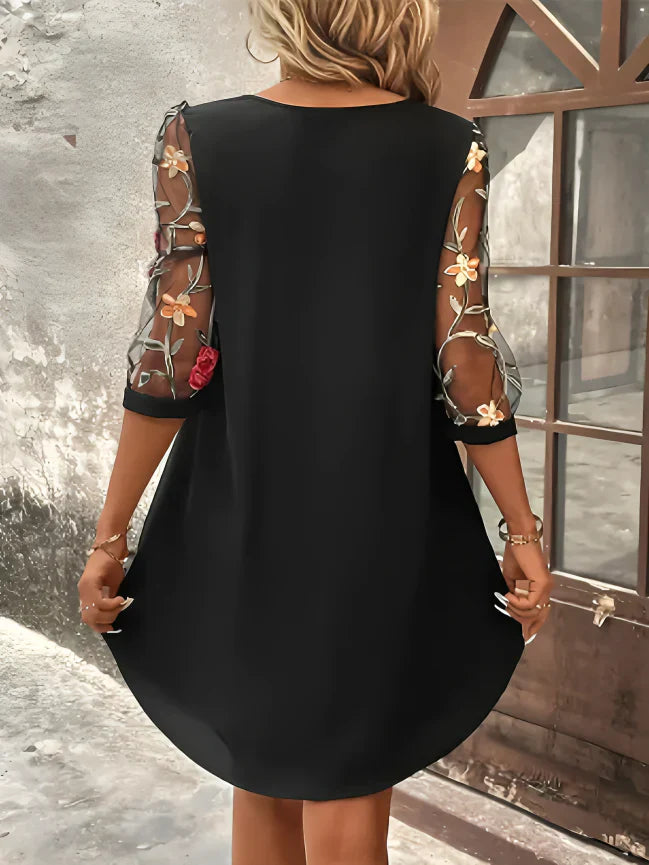 Robe chemise fleurie mini, élégante et légère, avec imprimé floral vibrant sur fond clair, parfaite pour l'été.