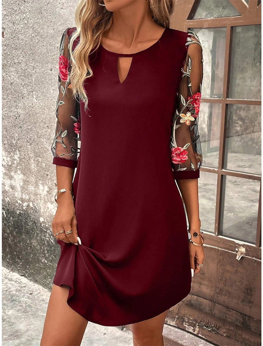 Robe chemise fleurie mini, élégante et légère, avec imprimé floral vibrant sur fond clair, parfaite pour l'été.