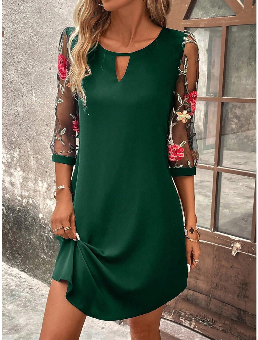 Robe chemise fleurie mini, élégante et légère, avec imprimé floral vibrant sur fond clair, parfaite pour l'été.