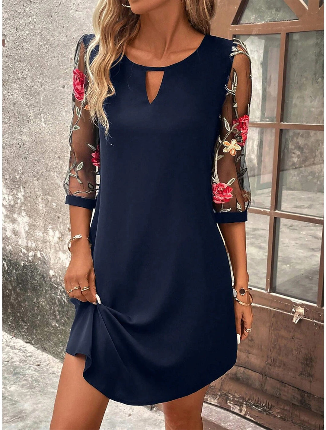Robe chemise fleurie mini, élégante et légère, avec imprimé floral vibrant sur fond clair, parfaite pour l'été.