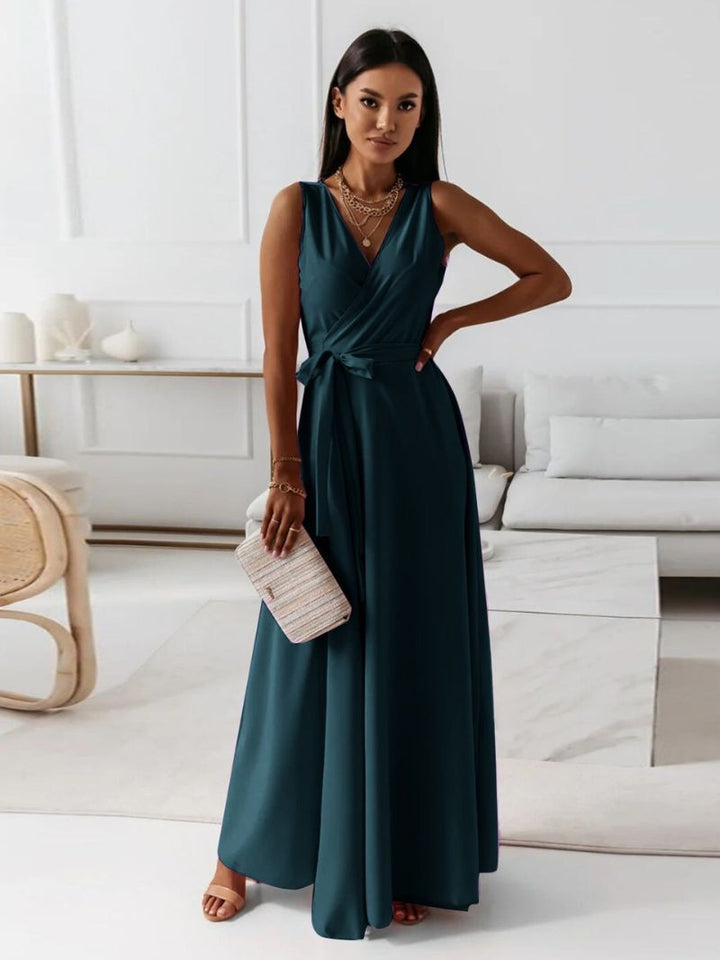"Robe cocktail col V élégante pour femme, tissu fluide, accentue silhouette, parfaite pour occasions formelles ou décontracté