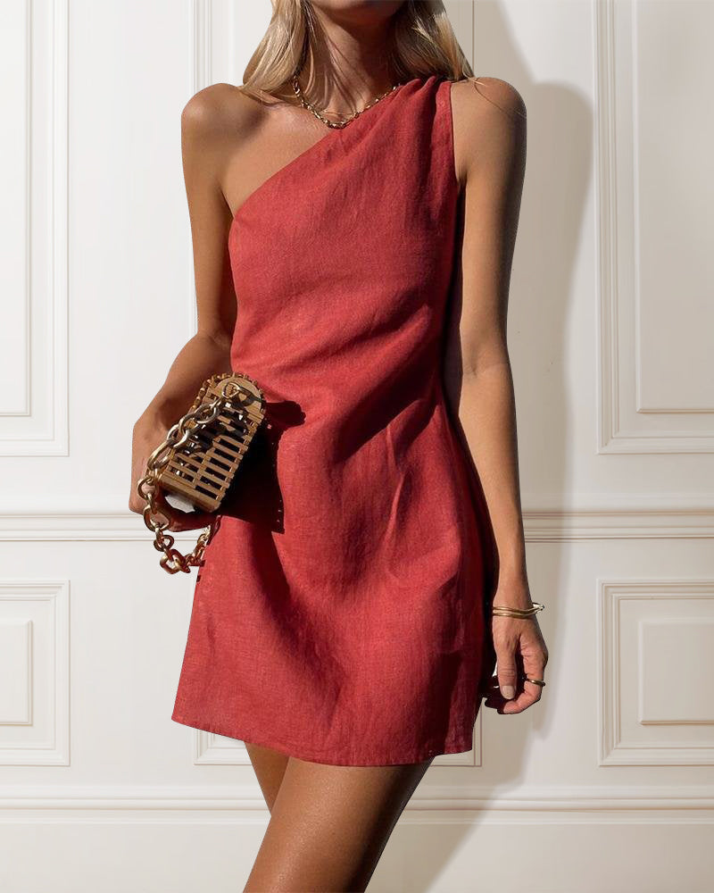 Robe cocktail Emelia rouge asymétrique élégante, coupe moderne, idéale pour soirées spéciales en tissu fluide et léger.
