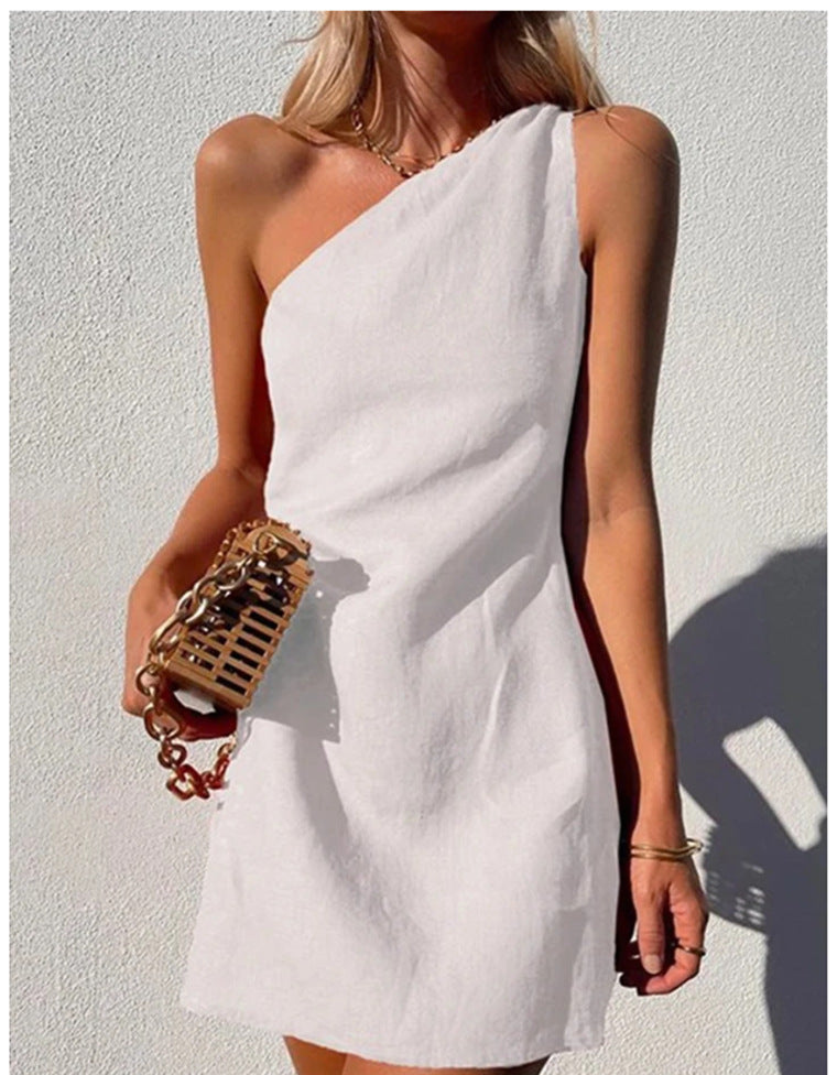 Robe cocktail Emelia rouge asymétrique élégante, coupe moderne, idéale pour soirées spéciales en tissu fluide et léger.