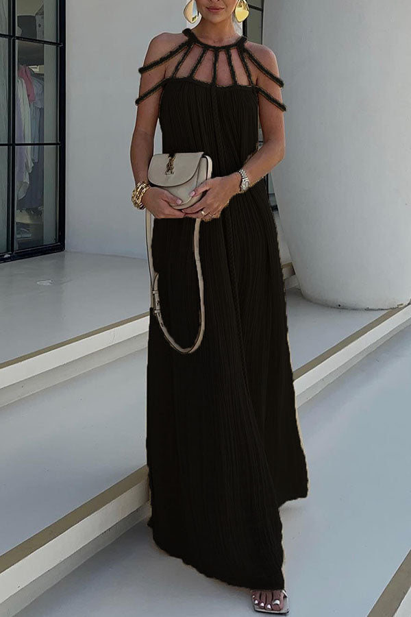 "Robe colonne élégante, détails épaules tressées, style chic noir et or."