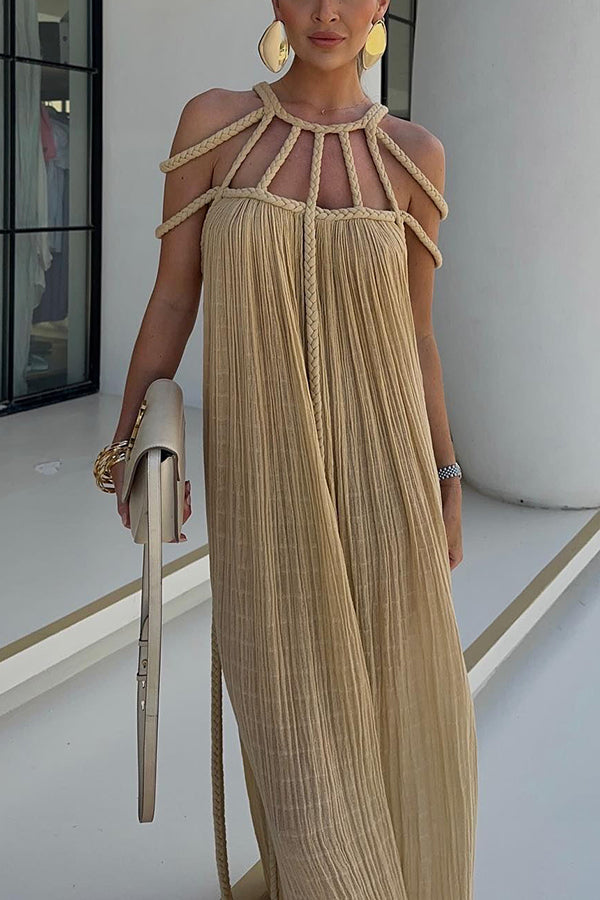 "Robe colonne élégante, détails épaules tressées, style chic noir et or."