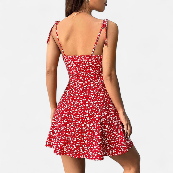 "Robe courte femme à bretelles fines avec imprimé fleuri, tissu léger pour l'été, coupe flatteuse et féminine."