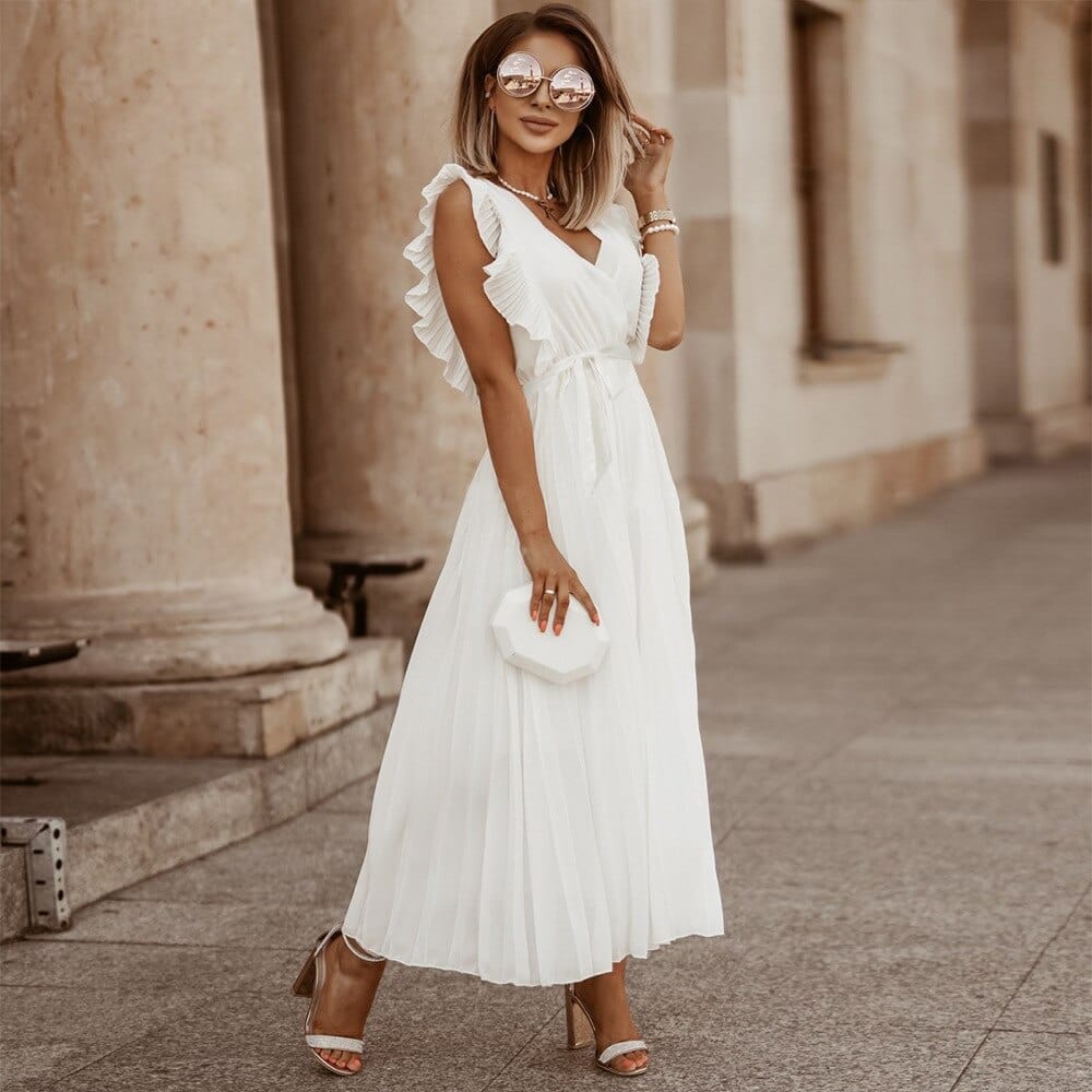 Robe de mariée bohème fluide à volants élégants, coupe maxi, détails raffinés et chic pour mariages et occasions uniques.