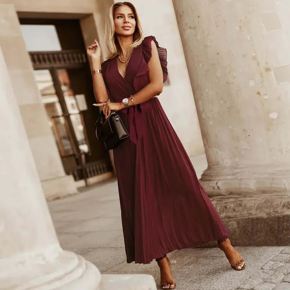 Robe de mariée bohème fluide à volants élégants, coupe maxi, détails raffinés et chic pour mariages et occasions uniques.