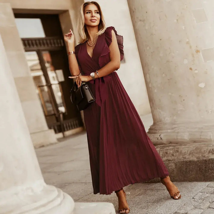 Robe de mariée bohème fluide à volants élégants, coupe maxi, détails raffinés et chic pour mariages et occasions uniques.