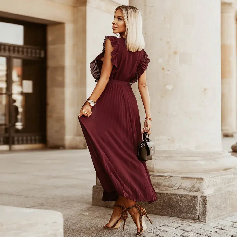 Robe de mariée bohème fluide à volants élégants, coupe maxi, détails raffinés et chic pour mariages et occasions uniques.