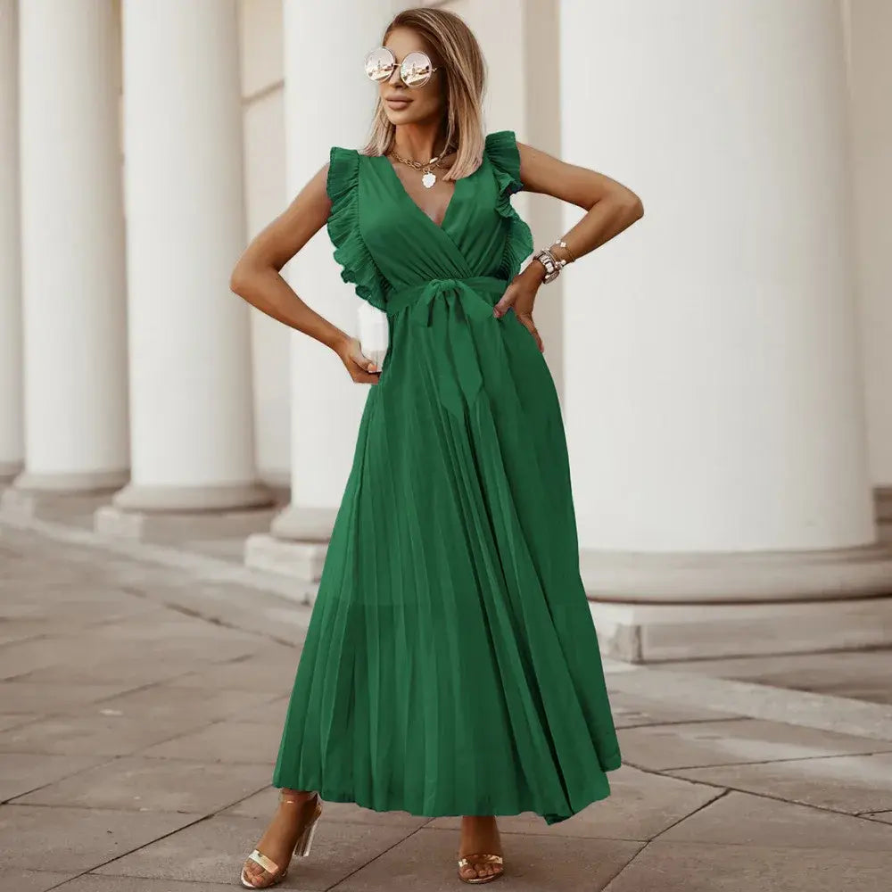 Robe de mariée bohème fluide à volants élégants, coupe maxi, détails raffinés et chic pour mariages et occasions uniques.