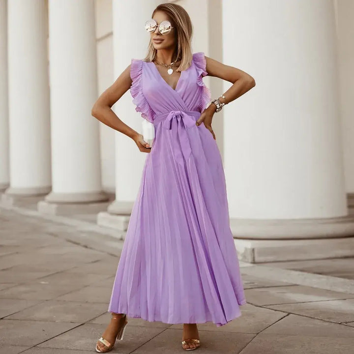 Robe de mariée bohème fluide à volants élégants, coupe maxi, détails raffinés et chic pour mariages et occasions uniques.