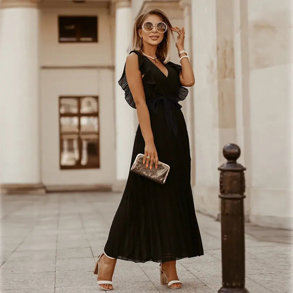 Robe de mariée bohème fluide à volants élégants, coupe maxi, détails raffinés et chic pour mariages et occasions uniques.