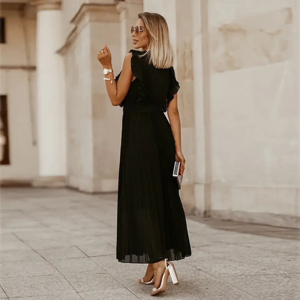 Robe de mariée bohème fluide à volants élégants, coupe maxi, détails raffinés et chic pour mariages et occasions uniques.