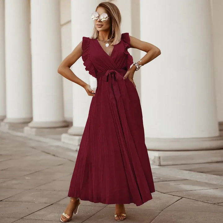 Robe de mariée bohème fluide à volants élégants, coupe maxi, détails raffinés et chic pour mariages et occasions uniques.