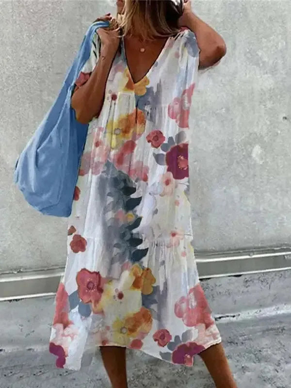 Robe de plage boho en V, imprimé floral coloré, manches courtes, silhouette fluide pour style estival chic.