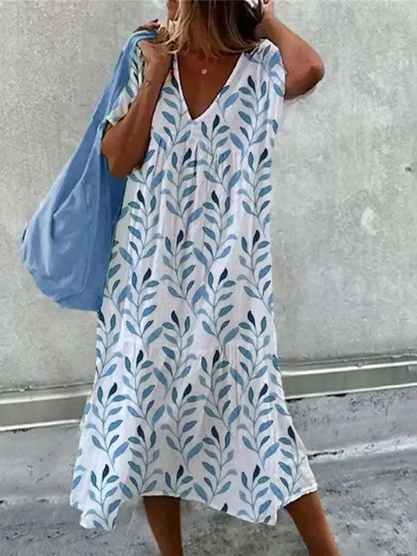 Robe de plage boho en V, imprimé floral coloré, manches courtes, silhouette fluide pour style estival chic.
