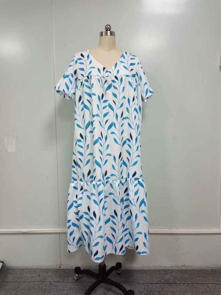 Robe de plage boho en V, imprimé floral coloré, manches courtes, silhouette fluide pour style estival chic.