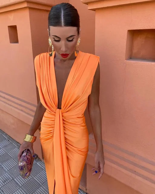 "Robe de soirée chic drapée, décolleté V profond, sans manches, froncée avec fente haute pour une silhouette élégante."