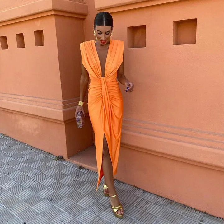 "Robe de soirée chic drapée, décolleté V profond, sans manches, froncée avec fente haute pour une silhouette élégante."