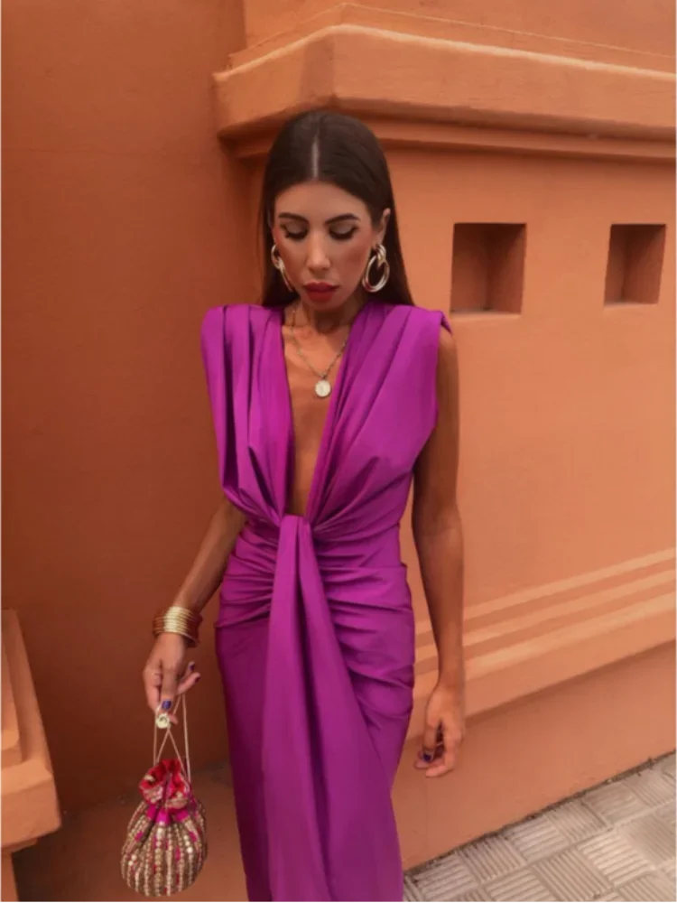 "Robe de soirée chic drapée, décolleté V profond, sans manches, froncée avec fente haute pour une silhouette élégante."